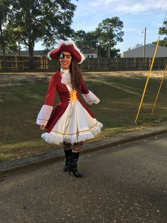 Adult Women's Pirate Costume / Size 6-12 /women/ Halloween