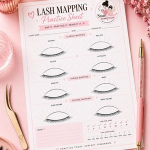 Può includere: Un foglio di pratica rosa per il mapping delle ciglia con diagrammi di vari stili di ciglia, come Natural e Cat Eye. Il foglio include una guida alla curvatura e alla lunghezza delle ciglia. Sono visibili anche una pinzetta dorata e una penna rosa glitterata.