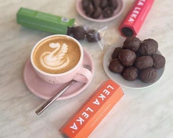 Chocolade omhulde dadelballetjes - Framboos / Hazelnoot / Pistache Roos