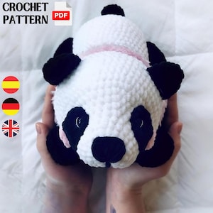 眠っている赤ちゃんパンダのかぎ針編みパターン、横たわっているかわいいパンダのぬいぐるみ、中国の動物の保育園の装飾編みぐるみ、初心者向けの英語PDF