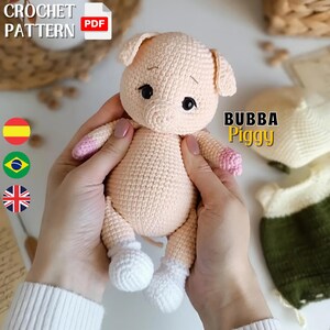 ぬいぐるみブタのババのかぎ針編みパターン、かわいいぬいぐるみブタの写真付きPDFチュートリアル、簡単なソフトピンクのブタとコスチューム、農場の動物の編みぐるみ