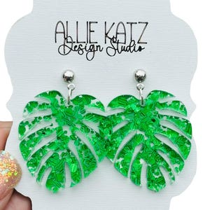 Green Monstera Leaf Earrings – Tropical Confetti Glitter Statement Dangles – Lightweight Plant Earrings – Summer Jungle Jewelry Gift
