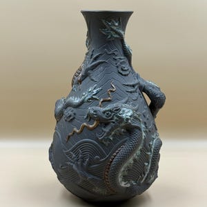 Può includere: Un vaso grigio scuro con un motivo a drago dettagliato. Il vaso presenta più draghi con accenti bronzo e verde acqua, che avvolgono il corpo. Il design include motivi a onde e dettagli intricati, creando un aspetto strutturato.