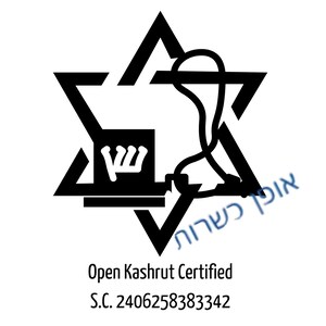 Puede incluir: Logotipo en blanco y negro de Open Kashrut Certified con una Estrella de David, un s&iacute;mbolo estilizado y texto. El logotipo incluye el texto "Open Kashrut Certified" y un n&uacute;mero de certificaci&oacute;n.