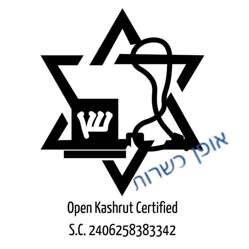 Puede incluir: Logotipo en blanco y negro de Open Kashrut Certified con una Estrella de David, un s&iacute;mbolo estilizado y texto. El logotipo incluye el texto "Open Kashrut Certified" y un n&uacute;mero de certificaci&oacute;n.