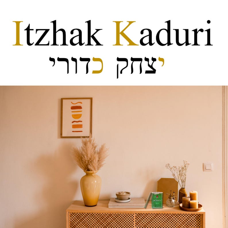 Puede incluir: Un mueble de madera decorativo con un jarr&oacute;n amarillo que contiene hierba de la pampa seca. El mueble tambi&eacute;n contiene un cuenco peque&ntilde;o, libros, velas y una obra de arte abstracta enmarcada. El nombre "Itzhak Kaduri" se muestra arriba.