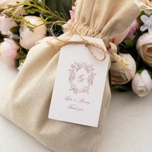 Plantilla de etiquetas de regalo de boda con escudo burdeos y monograma, etiquetas de agradecimiento elegantes y editables, etiquetas de regalo imprimibles para despedidas de soltera, C1