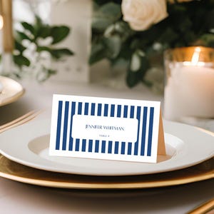 Tarjeta de lugar editable con diseño de rayas náuticas azul marino, plantilla de Canva para tarjetas de tienda de campaña, ideal para bodas en la playa, cenas, despedidas de soltera, cumpleaños y más.