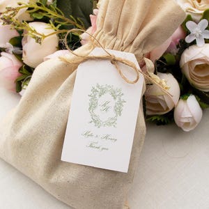 Plantilla de etiquetas de regalo de boda con escudo verde y monograma, etiquetas de agradecimiento elegantes y editables, etiqueta de regalo minimalista imprimible para despedida de soltera, C1