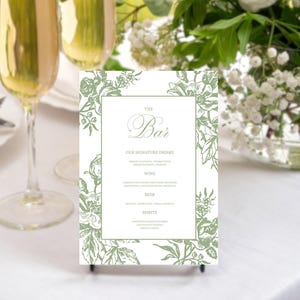 Modelo de cardápio de bar de casamento em tecido verde-sálvia editável no Canva, cardápio de bebidas florais para impressão para chá de panela, jantar de ensaio, aniversário, F3