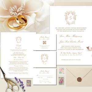 Op de afbeelding: Elegante trouwuitnodigingssuite met gouden ringen, briefpapier en bloemaccenten. Bevat uitnodiging, RSVP en detailkaarten met gouden belettering en een zegel. Perfect voor een formele bruiloft.