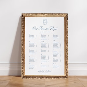 Modello modificabile per la tabella alfabetica dei posti a sedere per matrimonio con monogramma blu e stemma, modello Canva, elegante planimetria dei posti a sedere per ricevimento, cartello personalizzato per i posti a sedere per matrimonio, C1
