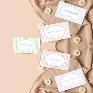 Modèle modifiable de toile de marque-place à rayures aquarelle colorée, nom de tente pastel preppy imprimable pour nom de la tente pour mariage, douche, anniversaire