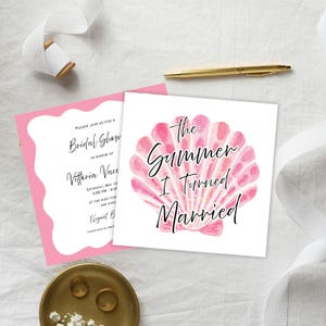 Może przedstawiać: Zestaw trzech ceramicznych kubków z nakrapianym, matowym wykończeniem. Kubki są w odcieniach kremu, jasnoszarym i ciemnoszarym. Każdy kubek ma prosty, minimalistyczny design.