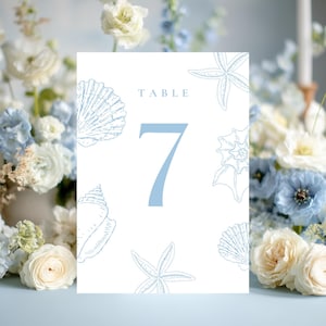 Plantilla editable de Canva para números de mesa con conchas marinas azules costeras, letrero imprimible para mesa pequeña de recepción de boda en la playa, SS