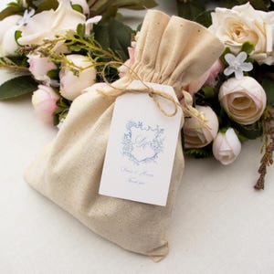 Plantilla de etiquetas de regalo de boda con monograma y escudo azul, etiquetas de agradecimiento elegantes y editables, etiquetas de regalo minimalistas e imprimibles para despedida de soltera, F1
