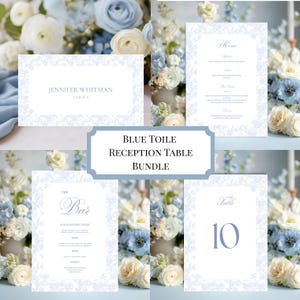 Könnte beinhalten: Ein Set aus blau-weißen Hochzeits-Empfangstisch-Papeterie. Enthält eine Platzkarte, Menü, Barkarte und Tischnummer 10. Die Papeterie zeigt ein blaues Blumendesign und den Text "Blue Toile Reception Table Bundle".