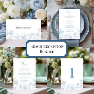 Op de afbeelding: Een strandthema bruiloft receptie bundel met een plaatskaart, menu, bar menu en tafelnummer. Elke kaart heeft een witte achtergrond met blauwe schelpen illustraties. Op de plaatskaart staat "Selena Moore". De bundel is gelabeld "Beach Reception Bundle".