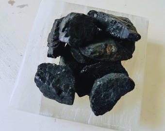 Turmalina negra en bruto