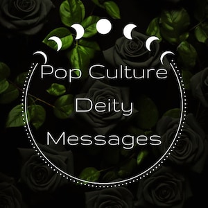 Könnte beinhalten: Schwarz-weißes Grafikdesign mit dem Text "Pop Culture Deity Messages" in einem Kreis mit gepunktetem Rand. Der Hintergrund ist ein dunkelgrünes und schwarzes Bild von Rosen.