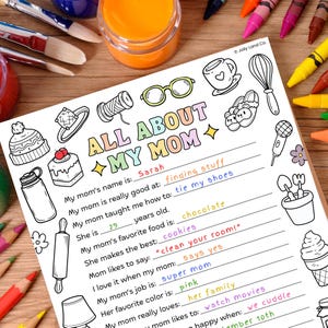 Może przedstawiać: Czarno-biała karta "All About My Mom" do wypełnienia z r&oacute;żnymi ilustracjami bazgroł&oacute;w. Karta zawiera pytania o imię mamy, ulubione rzeczy i czego nauczyła. Kredki, farby i pędzle otaczają kartę.