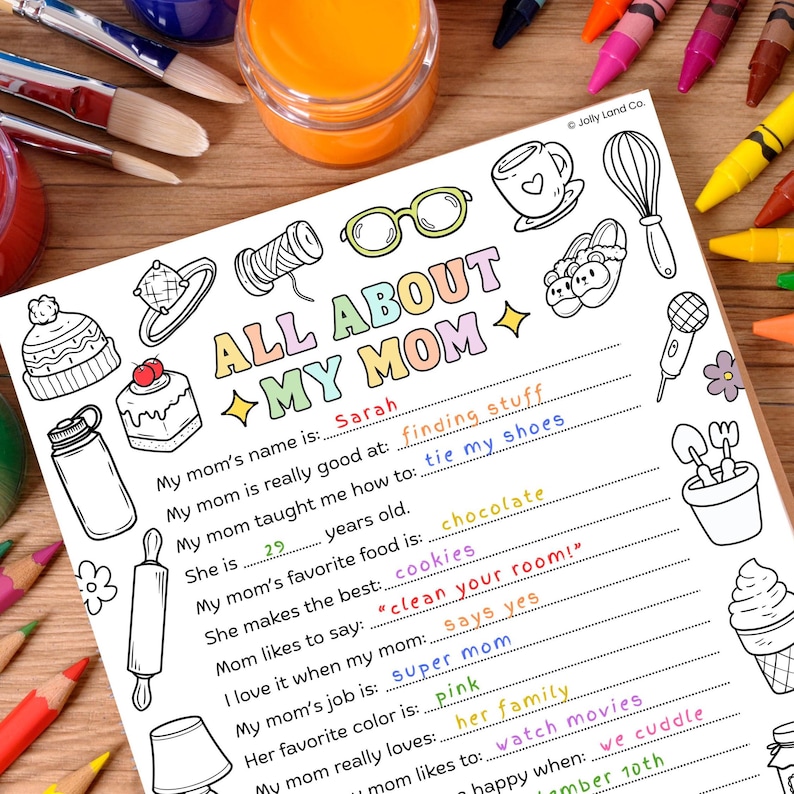 Może przedstawiać: Czarno-biała karta "All About My Mom" do wypełnienia z r&oacute;żnymi ilustracjami bazgroł&oacute;w. Karta zawiera pytania o imię mamy, ulubione rzeczy i czego nauczyła. Kredki, farby i pędzle otaczają kartę.