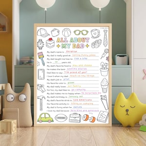 K&ouml;nnte beinhalten: Ein gerahmter Druck mit dem Titel "All About My Dad". Der wei&szlig;e Hintergrund hat schwarze Illustrationen und Ausf&uuml;llbereiche &uuml;ber den Namen, das Alter und die Vorlieben des Vaters. Der Text ist schwarz, und der Rahmen ist hellbraun. Der Vater ist 40 Jahre alt.