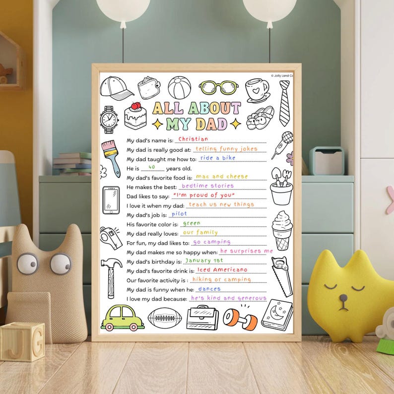 K&ouml;nnte beinhalten: Ein gerahmter Druck mit dem Titel "All About My Dad". Der wei&szlig;e Hintergrund hat schwarze Illustrationen und Ausf&uuml;llbereiche &uuml;ber den Namen, das Alter und die Vorlieben des Vaters. Der Text ist schwarz, und der Rahmen ist hellbraun. Der Vater ist 40 Jahre alt.
