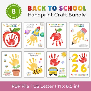 Könnte beinhalten: Ein digitales Set aus 8 Handabdruck-Bastelvorlagen für den Schulanfang auf 27,9 x 21,6 cm großen PDF-Seiten. Jede Seite enthält farbenfrohe Illustrationen wie Äpfel, Raketen, Bienen und Schulbusse mit Platz für Handabdrücke und Text wie My First Day of School 2026.