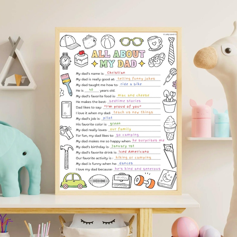 K&ouml;nnte beinhalten: Ein gerahmter Druck mit dem Titel "ALL ABOUT MY DAD" mit handschriftlichen Details und Kritzel-Illustrationen. Der Text enth&auml;lt Informationen &uuml;ber den Namen eines Vaters, seine Lieblingsdinge und -aktivit&auml;ten. Der Rahmen hat eine helle Holzfarbe.