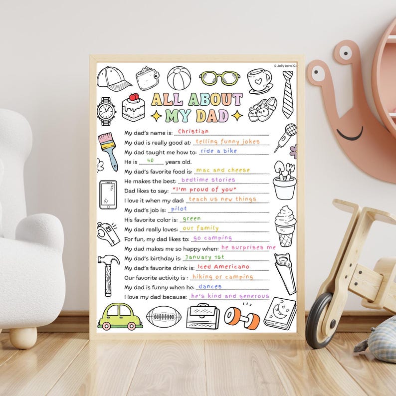 K&ouml;nnte beinhalten: Ein gerahmtes, personalisiertes "All About My Dad" Ausf&uuml;llposter. Das Poster zeigt ein verspieltes Design mit illustrierten Symbolen und Aufforderungen, um den Namen, die F&auml;higkeiten, die Lieblingsdinge des Vaters usw. zu beschreiben. Der Text ist in schwarzer Tinte.