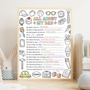 K&ouml;nnte beinhalten: Ein gerahmter Druck mit dem Titel "ALL ABOUT MY DAD" und verspielten Illustrationen. Der Druck enth&auml;lt Ausf&uuml;llfelder zu den Vorlieben und Hobbys eines Vaters. Der Text ist schwarz auf wei&szlig;em Hintergrund, mit einem Holzrahmen.