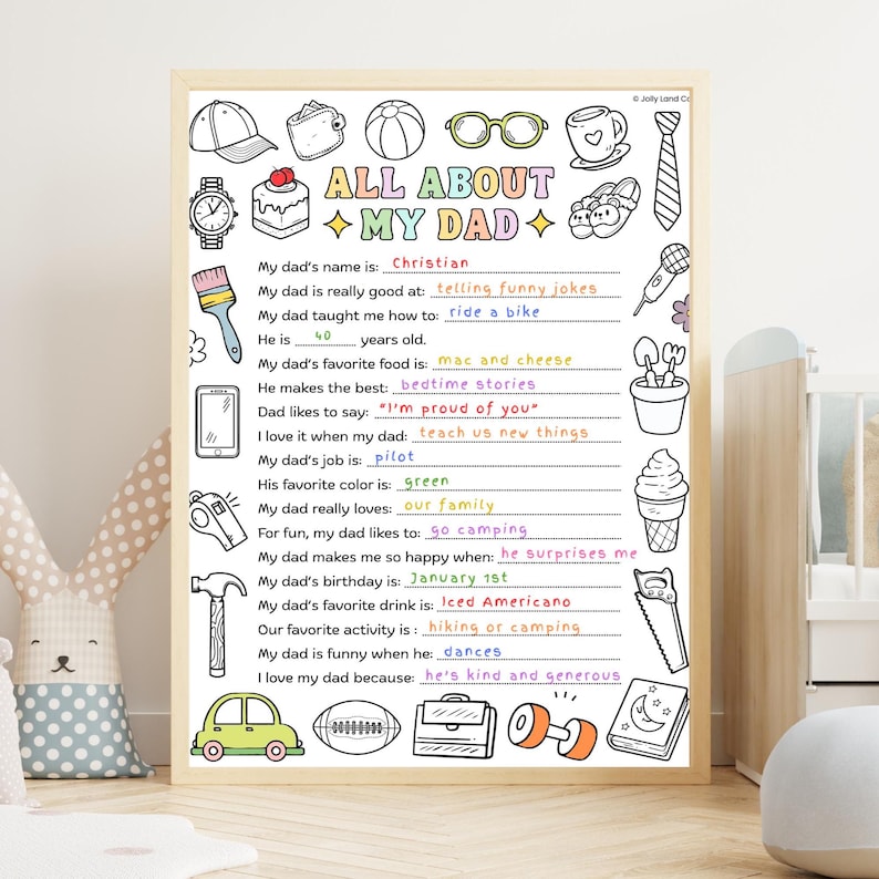K&ouml;nnte beinhalten: Ein gerahmter Druck mit dem Titel "ALL ABOUT MY DAD" und verspielten Illustrationen. Der Druck enth&auml;lt Ausf&uuml;llfelder zu den Vorlieben und Hobbys eines Vaters. Der Text ist schwarz auf wei&szlig;em Hintergrund, mit einem Holzrahmen.