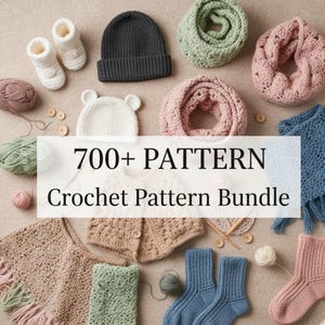 Op de afbeelding: Een verzameling handgemaakte gehaakte items, waaronder mutsen, sjaals, babyslofjes en sokken, in verschillende kleuren zoals wit, grijs, roze en blauw. De afbeelding bevat de tekst "700+ PATTERN Crochet Pattern Bundle".