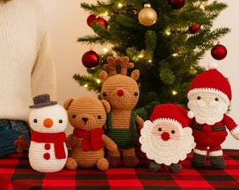 Op de afbeelding: Een verzameling handgemaakte gehaakte kerstversieringen, waaronder een sneeuwpop, teddybeer, rendier, kerstman en een kerstboom. De ornamenten staan op een rood-zwarte geruite ondergrond. De tekst "Christmas Crochet Bundle" is zichtbaar.