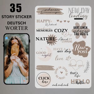 Può includere: Un set di 35 adesivi per storie con frasi in inglese e tedesco, tra cui "Happy Weekend" e "Good Night". Gli adesivi sono nei toni del marrone, beige e nero, con una foto di una persona che tiene una foglia.