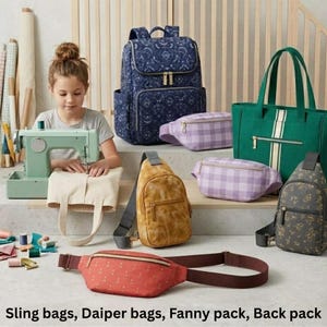 Puede incluir: Una colección de bolsos de varios estilos y colores. Incluye una mochila azul marino estampada, un bolso tote verde con rayas blancas y varias riñoneras en naranja, morado y beige. Una persona joven está usando una máquina de coser.