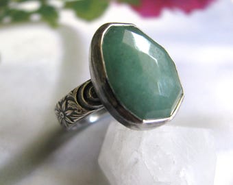 Artisan Green Gemstone Ring, Handmade Sterling Silver Jewellery, Metalwork Ring, Embossed Ring Band, Size 8.25