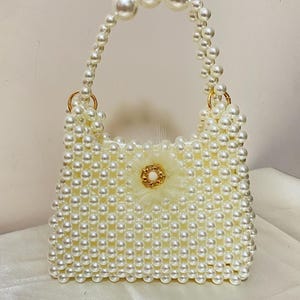 Zia Pearl Purse - Elegante Off-White Perlen Perlen Abendtasche, luxuriöse handgefertigte Hochzeitstasche, perfekt für Bräute und besondere Anlässe.