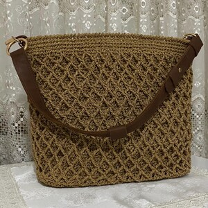 100% handgefertigte, schimmernde Raffia-Stricktasche - Nachhaltiges Design mit Lederakzenten, perfekt für den Alltag oder besondere Anlässe
