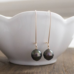 Eenvoudige Tahitian Pearl Oorbellen, Handgemaakt, Dainty, 14k Goud gevuld, Nierdraad, Simply Me Sieraden Bungelen Tahitian Pearl Oorbellen, SMJER810