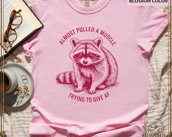 Camiseta divertida de mapache, casi me desgarro un músculo, linda camiseta de panda basura para amantes de los mapaches, camiseta vintage sarcástica, divertido meme para amantes de los animales.