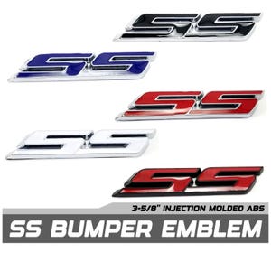 Peut inclure: Plusieurs emblèmes de pare-chocs SS de couleurs variées : noir, bleu, rouge et blanc. Les emblèmes mesurent 9,2 cm de long et sont en plastique ABS moulé par injection. Le texte "SS BUMPER EMBLEM" est affiché en dessous.