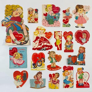 Puede incluir: Una colección de tarjetas vintage del Día de San Valentín con ilustraciones de niños, corazones y temas románticos. Las tarjetas muestran una variedad de diseños, incluyendo formas troqueladas y obras de arte coloridas. Algunas tarjetas tienen texto como "For You" y "Be Mine".
