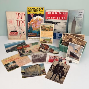 Peut inclure: Une collection de souvenirs de voyage vintage, comprenant des cartes postales, des guides et des brochures. Les articles présentent des destinations telles que les chutes du Niagara, les Rocheuses canadiennes et l'Empire State Building. La palette de couleurs comprend le rouge, le jaune et le bleu.