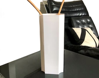 80er Jahre Post Moderne weiße Kunststoff Polygon Vase/ 80er Avantgarde Modernist 8-seitige Achteck Vase