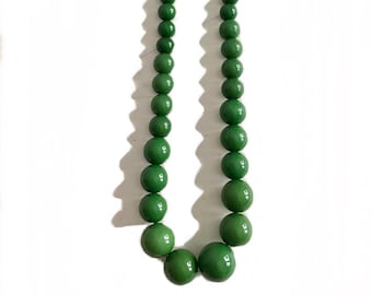 large 1960s green plastic beaded necklace / 60s mod beads costume jewelry