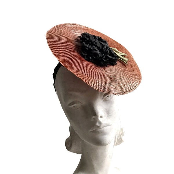 Chapeau inclinable en paille de corail de designer des années 30 des années 40 / petit chapeau bibi en raphia swing des années 40 de la Seconde Guerre mondiale