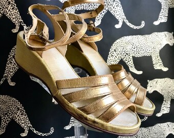 Vintage 1940s gold Peep toe wedge Heels/WWII swing Hollywood sandal wedges pumps size 8
