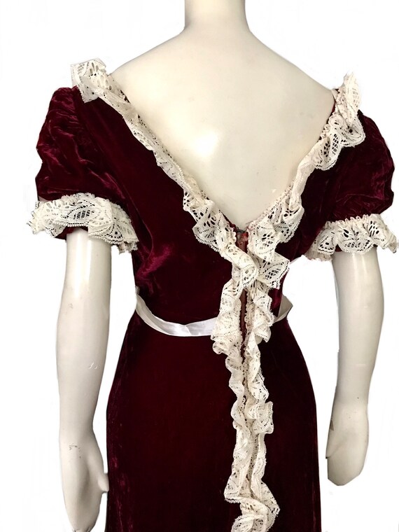 1970s long burgundy red velvet and lace evening cockt… Gem